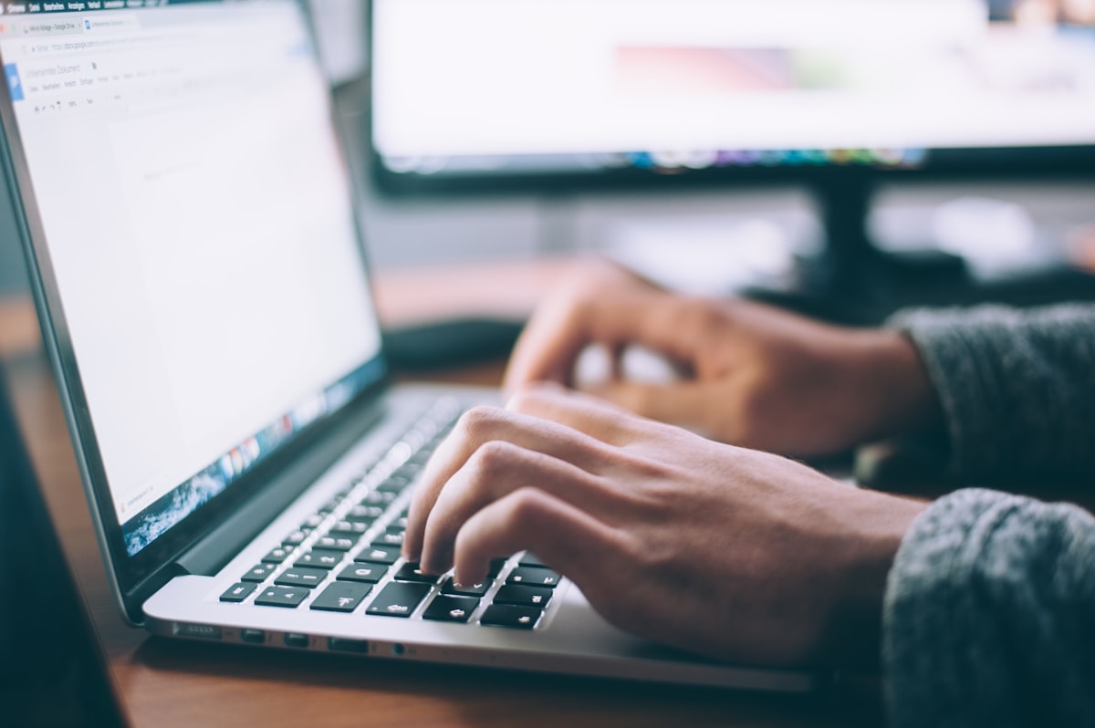Yerel işletme web sitesinde zorunlu sayfalar — Yerel İşletme Web Sitesinde Zorunlu Sayfalar: Nevşehir KOBİ Checklist kapak görseli